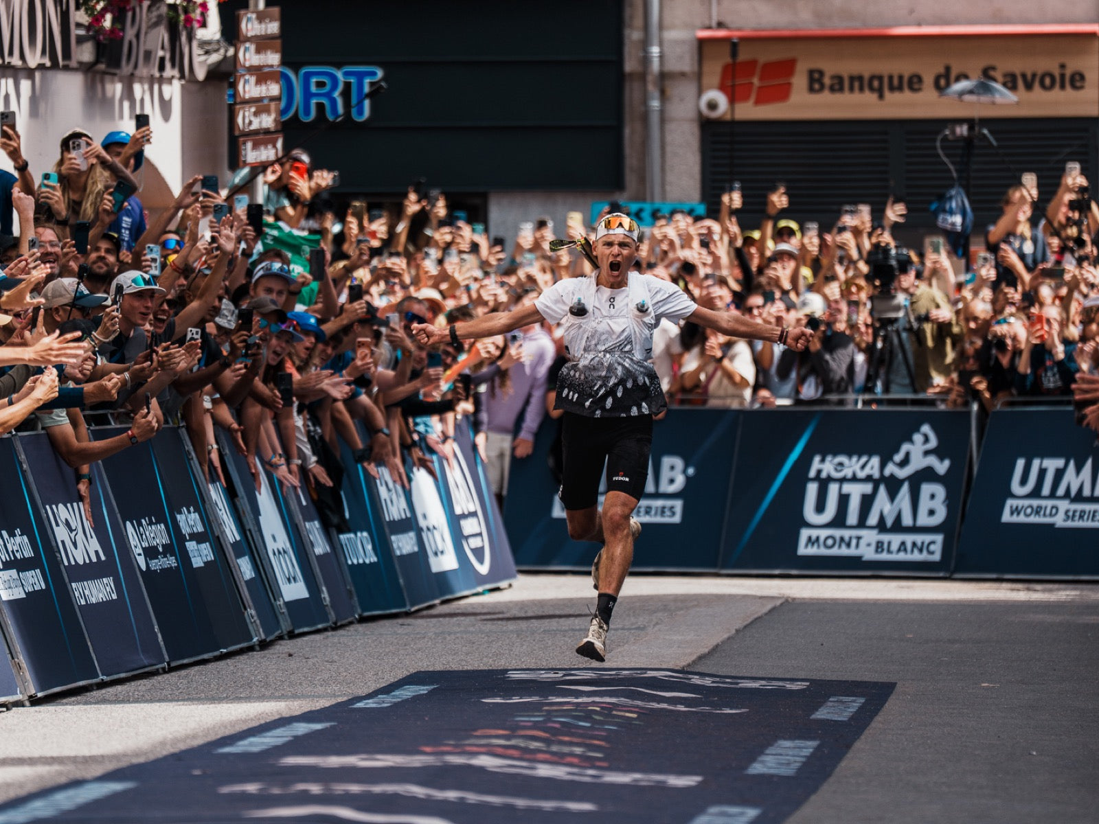 Athlète franchissant la ligne d'arrivée de l'UTMB Mont-Blanc