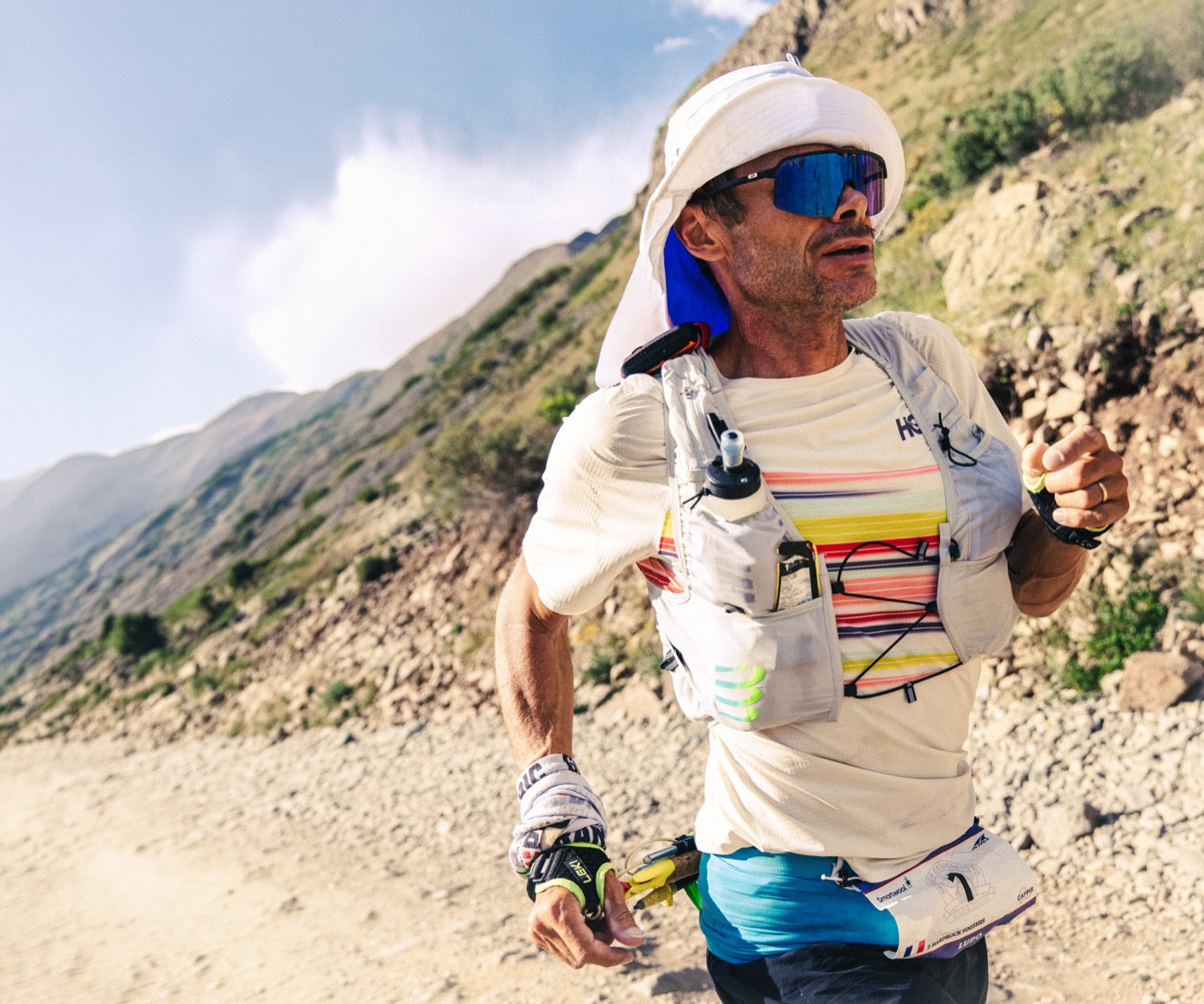 Traileur d'ultra en montagne avec un gilet d'hydratation